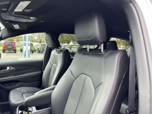 New 2026 Chrysler Pacifica Select image 15