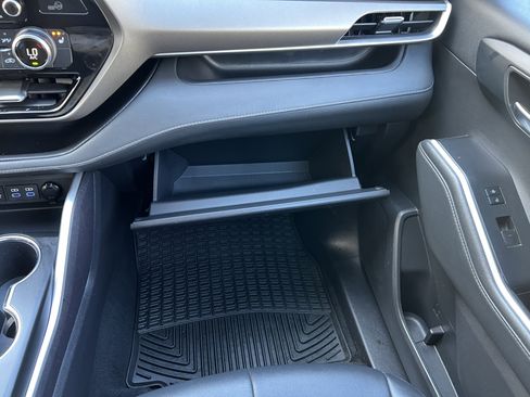 Used 2022 Toyota Highlander XLE image 38