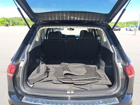 Used 2023 Volkswagen Tiguan SE w/ Panoramic Sunroof Package FWD image 12