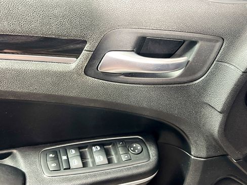 Used 2017 Chrysler 300 Limited image 16