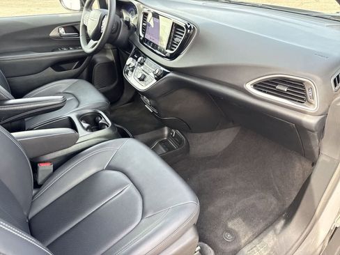 Used 2025 Chrysler Pacifica Select image 11