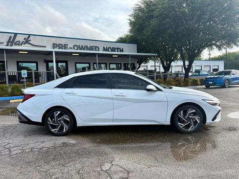 Used 2025 Hyundai Elantra Limited FWD image 2