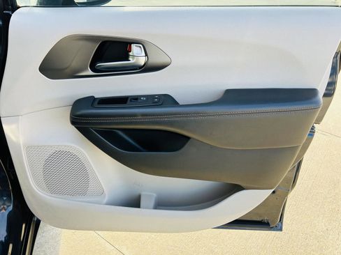 Used 2020 Chrysler Pacifica Touring w/ Cold Weather Group image 30