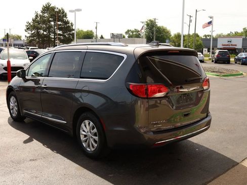 Used 2018 Chrysler Pacifica Touring-L FWD image 7