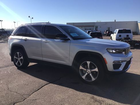 Used 2023 Jeep Grand Cherokee Limited AWD/4WD image 4
