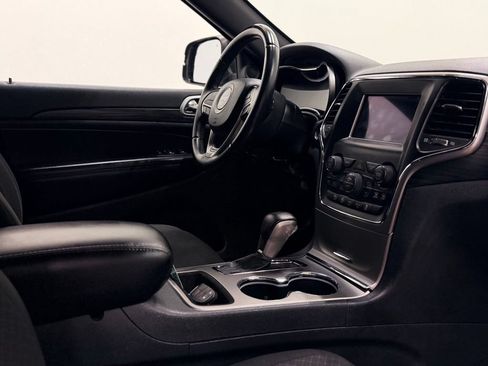 Used 2019 Jeep Grand Cherokee Laredo AWD/4WD image 17