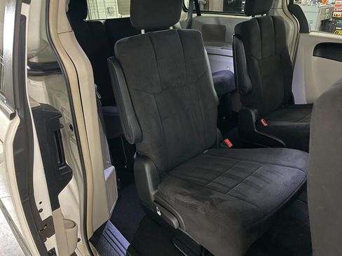 Used 2011 Chrysler Town & Country Touring FWD image 20