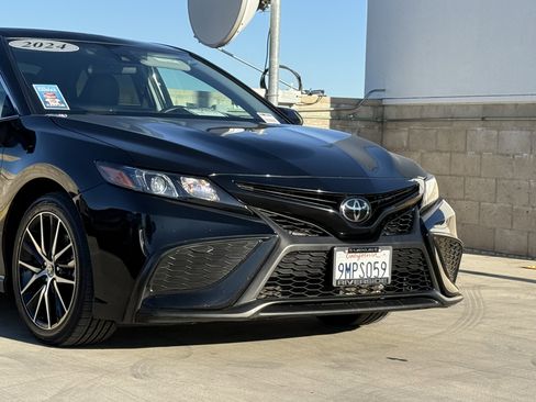 Used 2024 Toyota Camry SE image 3