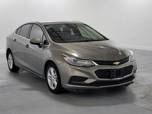 Used 2018 Chevrolet Cruze LT w/ LT Convenience Package image 2