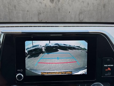 Used 2023 Toyota Highlander LE AWD/4WD image 24