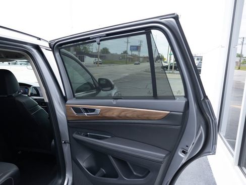 Used 2025 Volkswagen Atlas SE FWD image 21