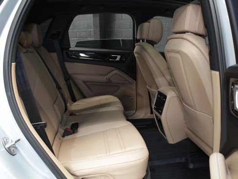 Used 2019 Porsche Cayenne w/ Premium Package AWD/4WD image 44