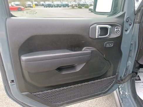 Used 2025 Jeep Wrangler Unlimited Rubicon image 11