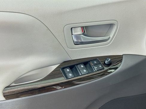 Used 2017 Toyota Sienna XLE image 18