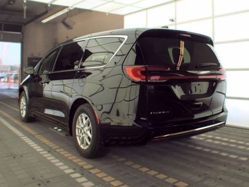 Used 2024 Chrysler Pacifica Touring-L FWD image 7