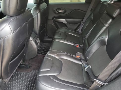 Used 2019 Jeep Cherokee Latitude Plus w/ Comfort/Convenience Group FWD image 23
