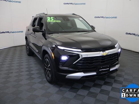 Used 2025 Chevrolet TrailBlazer LT AWD/4WD image 3