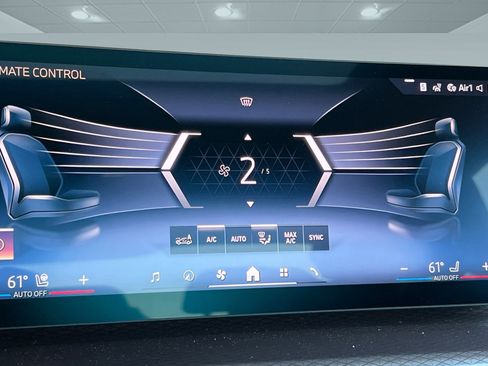 Used 2025 BMW 330i xDrive Sedan w/ M Sport Package image 19