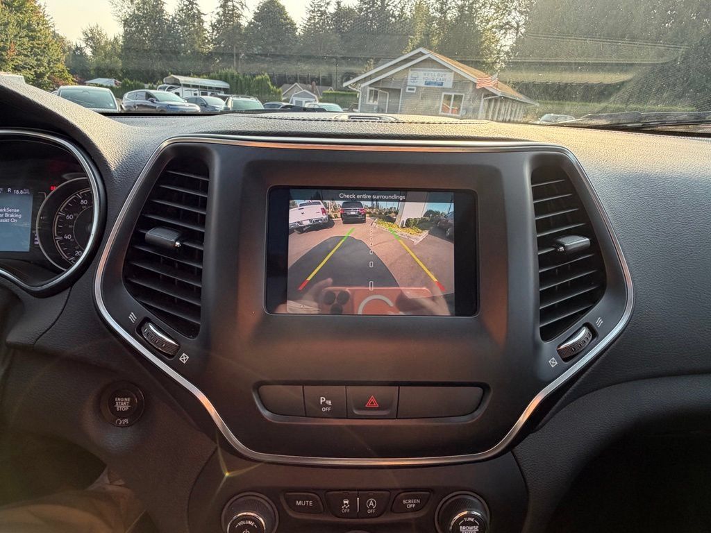 Used 2019 Jeep Cherokee Latitude Plus w/ Comfort/Convenience Group AWD/4WD image 19