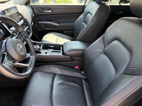 Used 2025 Nissan Pathfinder SL FWD image 13