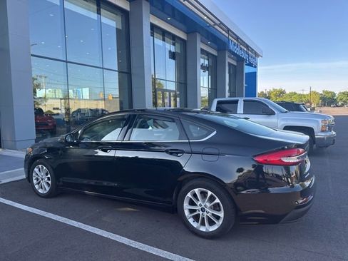 Used 2020 Ford Fusion SE FWD image 2