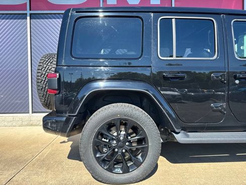 Used 2021 Jeep Wrangler Unlimited Sahara AWD/4WD image 5