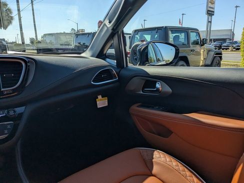 New 2026 Chrysler Pacifica Pinnacle image 19