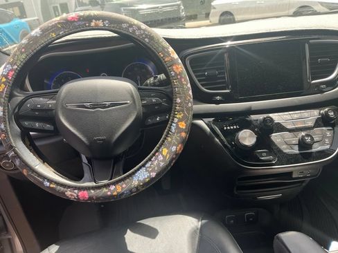Used 2020 Chrysler Pacifica Touring-L FWD image 8