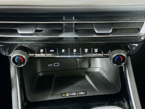 Used 2025 Chevrolet Traverse LT FWD image 24