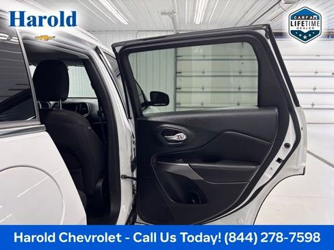 Used 2019 Jeep Cherokee Latitude w/ Comfort & Convenience Group AWD/4WD image 8