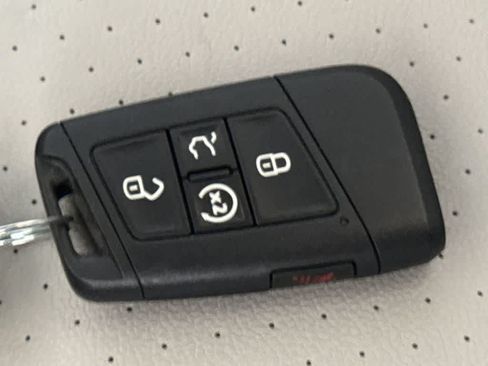 Certified 2024 Volkswagen Tiguan SE R-Line FWD image 28