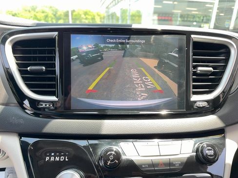 Certified 2024 Chrysler Pacifica Touring-L FWD image 14