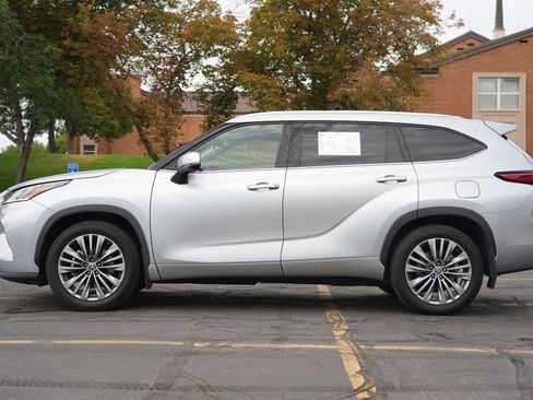 Used 2020 Toyota Highlander Platinum AWD/4WD image 2