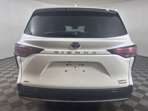 Used 2021 Toyota Sienna Limited image 24