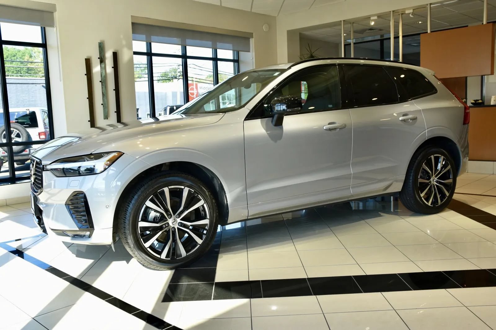 Used 2024 Volvo XC60 B5 Plus w/ Protection Package Premier AWD/4WD image 3