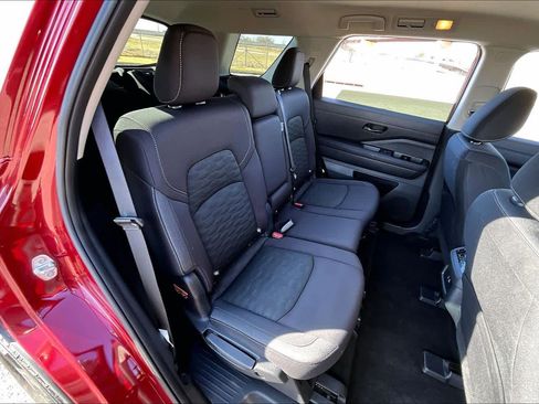Used 2025 Nissan Pathfinder SV image 18