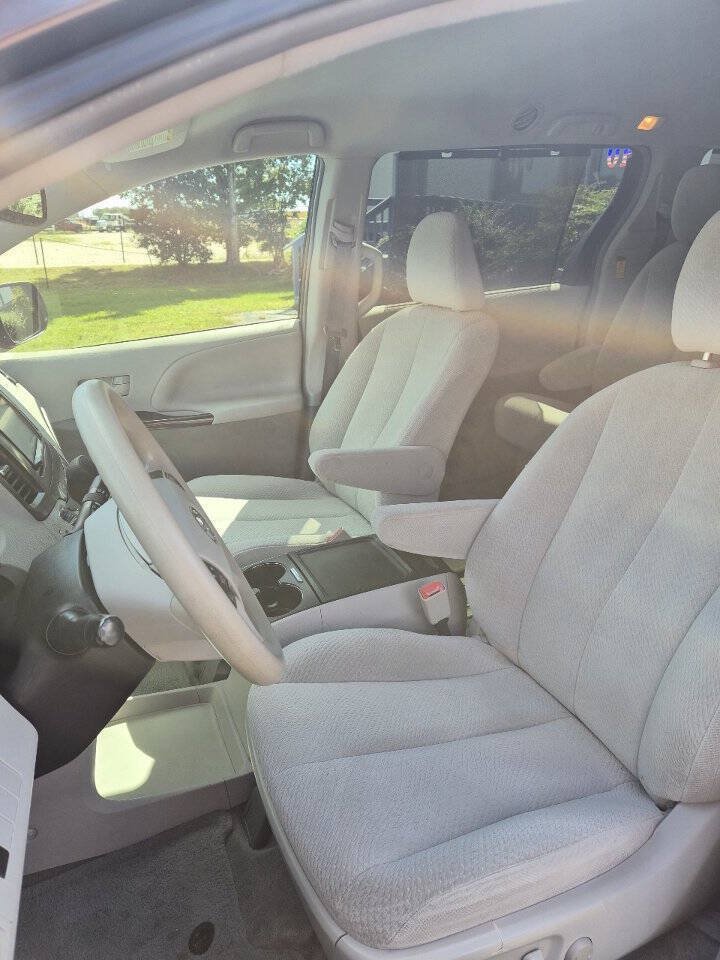 Used 2014 Toyota Sienna LE FWD image 12