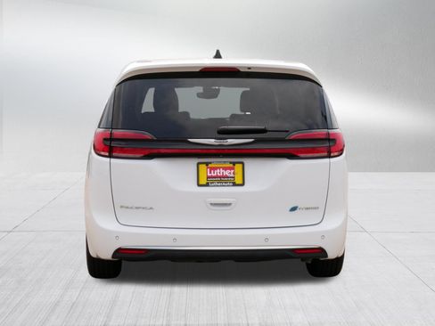 Used 2023 Chrysler Pacifica Touring-L FWD image 6