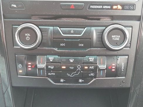 Used 2016 Ford Explorer XLT w/ Equipment Group 202A AWD/4WD image 34