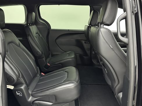 Used 2025 Chrysler Pacifica Select image 34