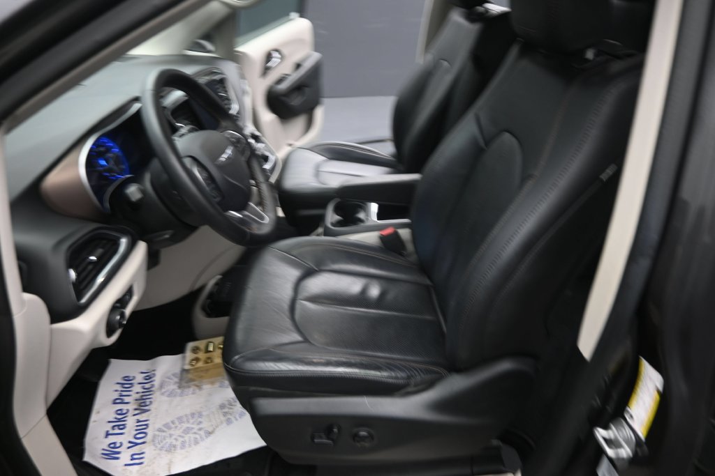 Used 2017 Chrysler Pacifica Touring-L Plus FWD image 21