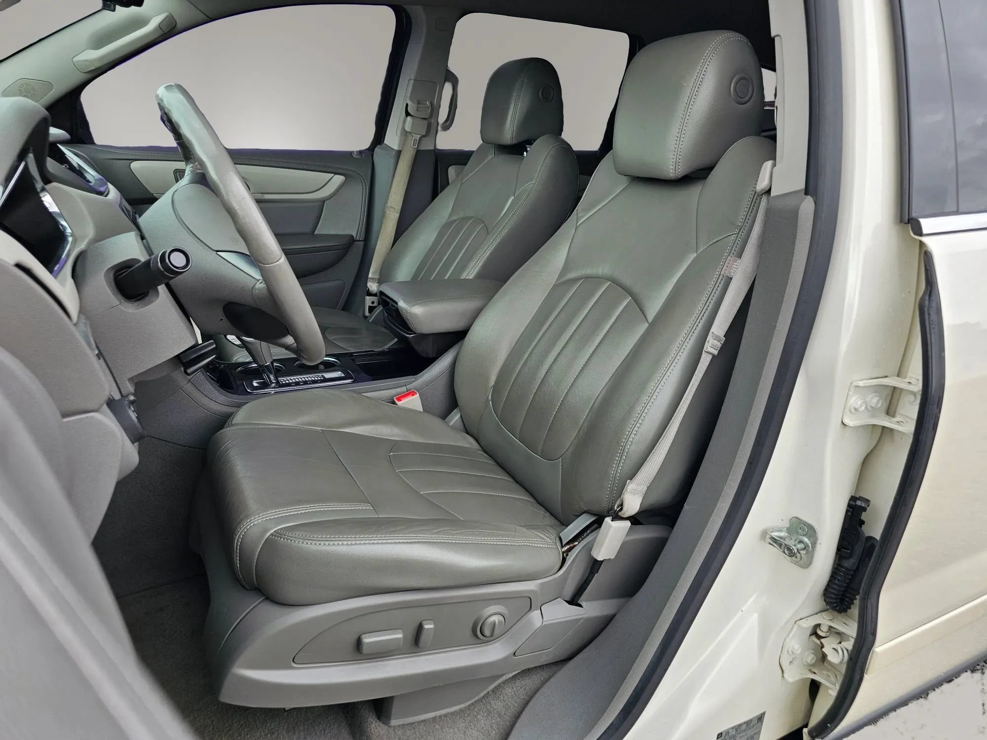 Used 2015 Chevrolet Traverse LT w/ Style and Technology Package FWD image 4