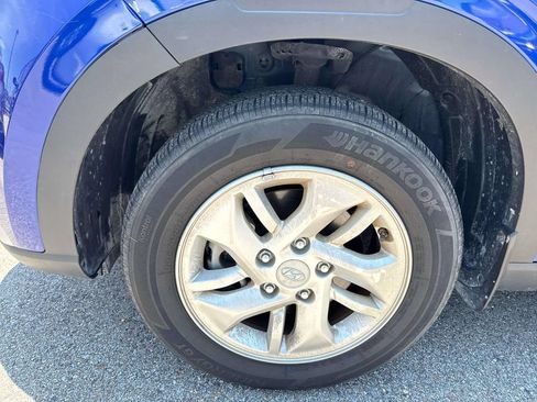 Used 2023 Hyundai Venue SE FWD image 4