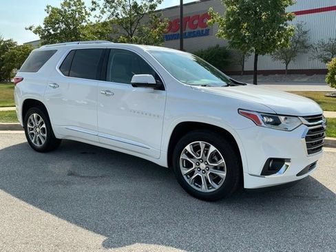 Used 2021 Chevrolet Traverse Premier FWD image 2