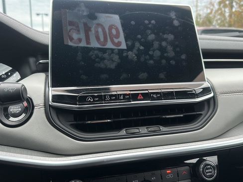 Used 2025 Jeep Compass Limited image 14