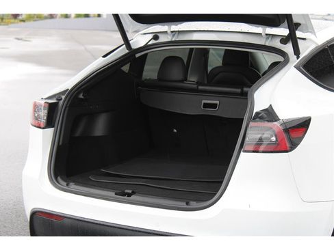 Used 2021 Tesla Model Y Long Range AWD/4WD image 27