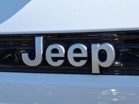 Used 2022 Jeep Grand Cherokee Summit AWD/4WD image 30
