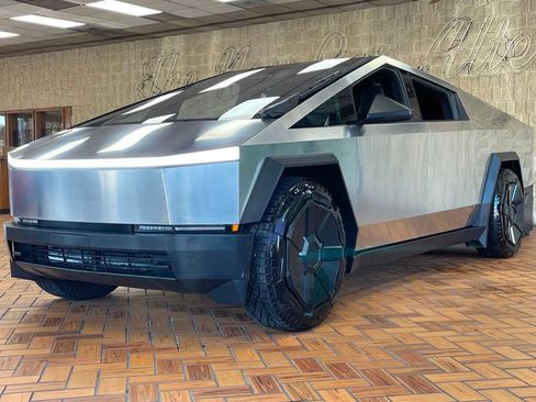 Used 2024 Tesla Cybertruck AWD Crew Cab image 4