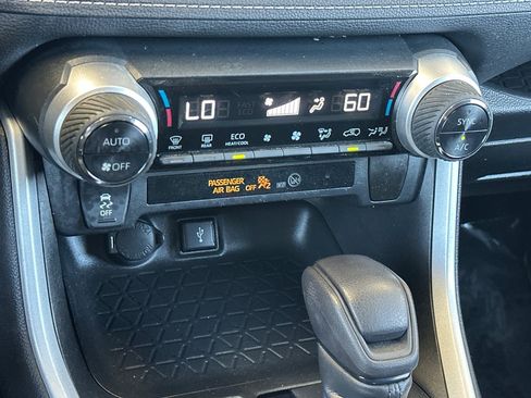 Used 2021 Toyota RAV4 LE AWD/4WD image 19