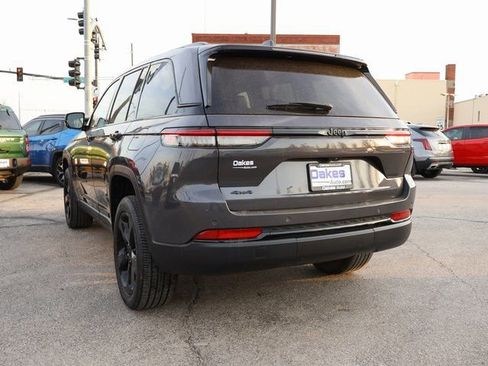 Used 2023 Jeep Grand Cherokee Altitude image 5